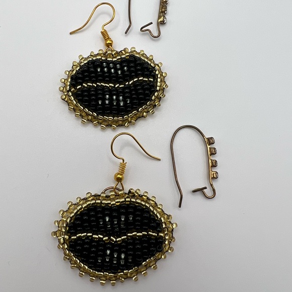 Black & Gold Glam Beaded Lips Bracelet set with Matching Earrings - Picture 8 of 9